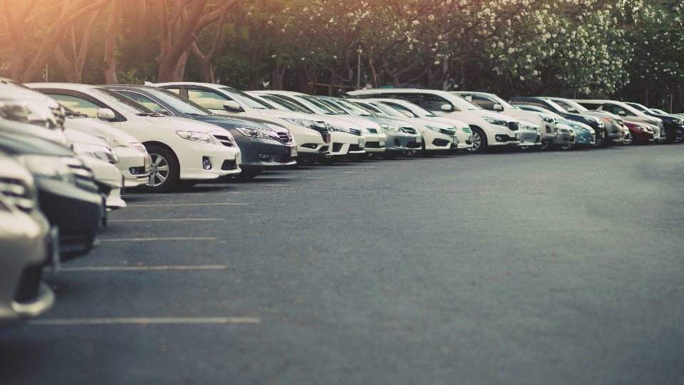 Fahrzeuge warten auf Abholung und Ankauf auf dem Autohof von Auto verkaufen Windeck